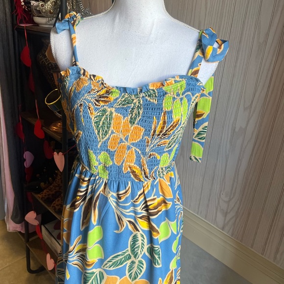 🆕En Creme Blue and Yellow Floral Maxi Dress - Picture 2 of 4